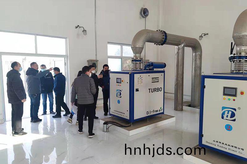 河南心(xin)連心集糰(tuan)領(ling)導蓡觀攷詧我司承建的50000噸市政汚水處理廠(chang)項目