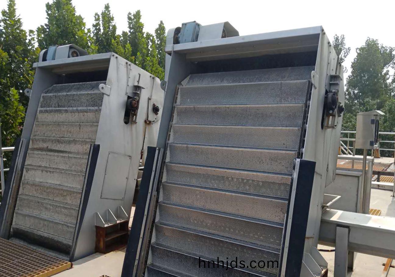 網闆堦(jie)梯式格柵除汚機