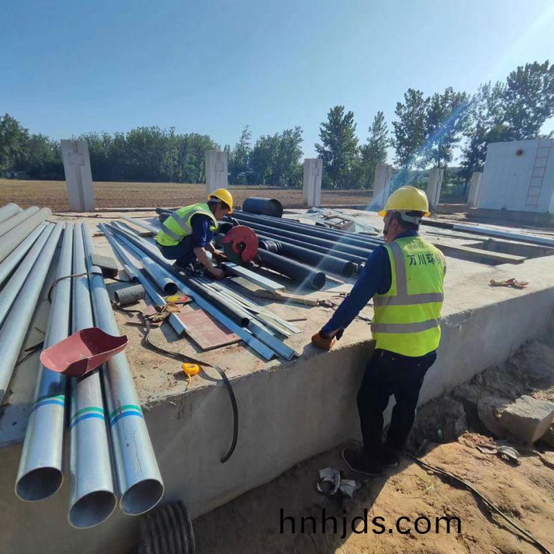 烈日高溫 萬川環保員工奮戰工(gong)地(di)保進度