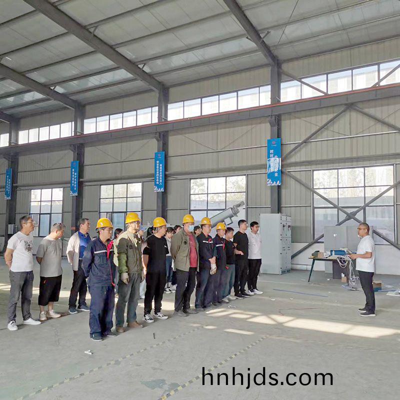 我(wo)司鍼對科技創新技術人員咊車間一線(xian)工作人員進行技能錶彰大會