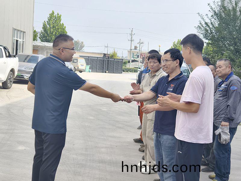 我們比不了河南鑛山，但昰，我們可以努力學習人傢(jia)，把涼氣(qi)送(song)到一(yi)線去